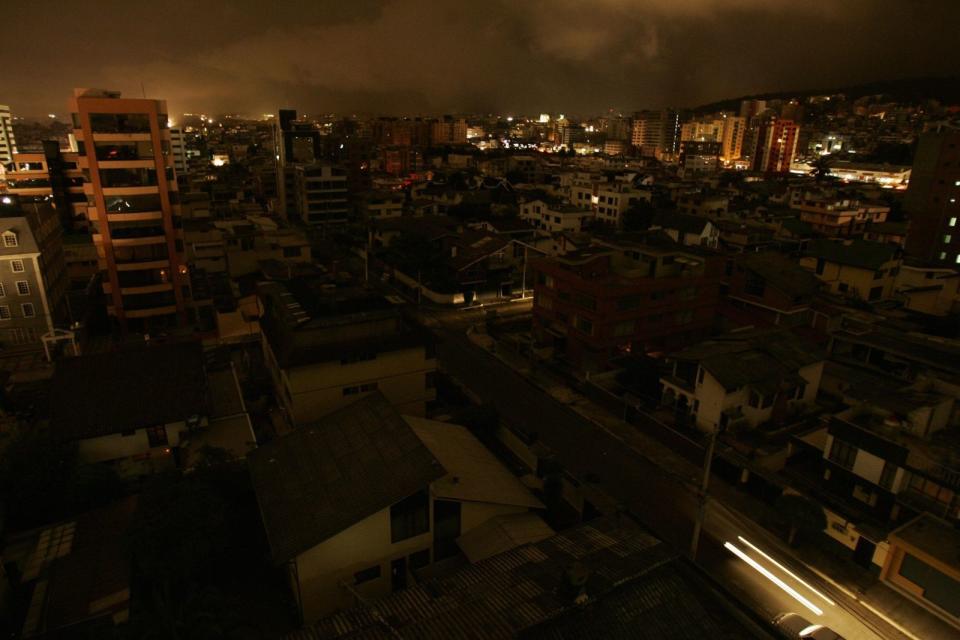 厄瓜多19日發生大停電，全國1,700萬人受影響。（翻攝自@MilvaGauto X）