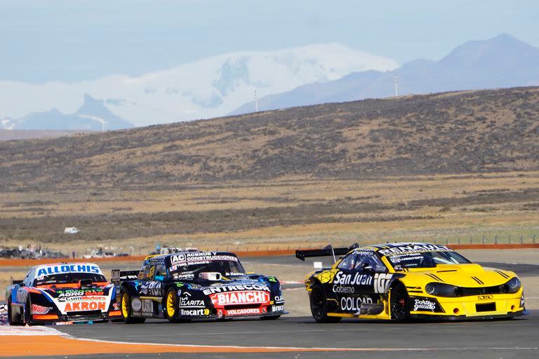 Los viejos modelos Dodge y Falcon ahora comparten las pistas con, entre otros, el Torino Next Gen, que se impuso gracias al debutante Tobías Martínez; la fecha inaugural de Turismo Carretera, en El Calafate, fue muy variada en su parque automotor.