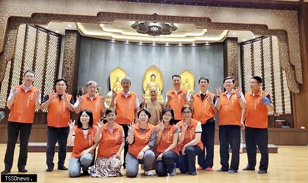 處長楊雨榮、副處長鍾翔宇、總幹事丁俊等人帶領同仁至福山寺，在妙厚法師講解引領下進行浴佛儀式。（記者方一成攝）