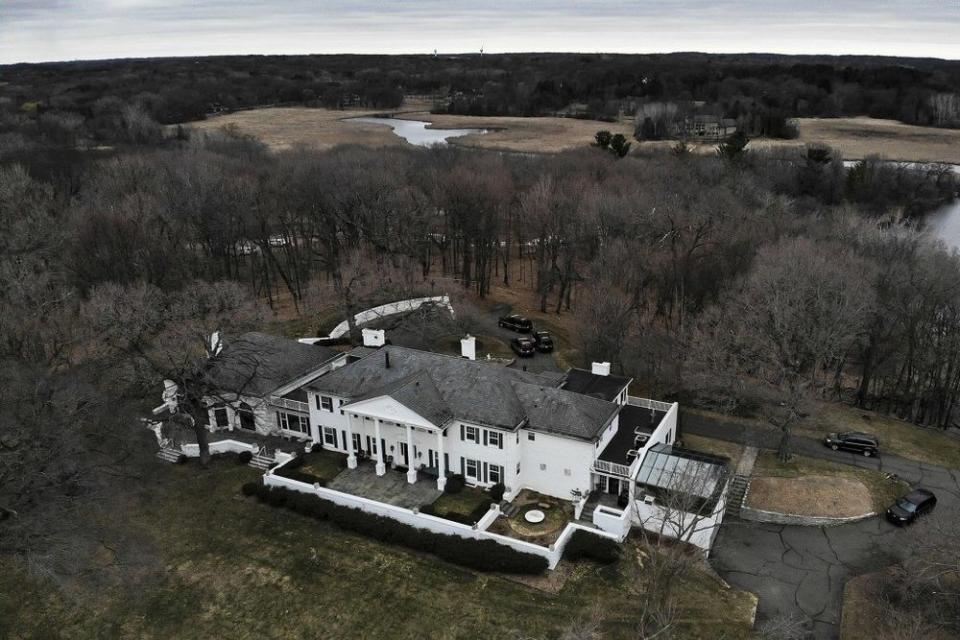 Vikings Co-Owner Fatally Shot Wife, Self at Mansion