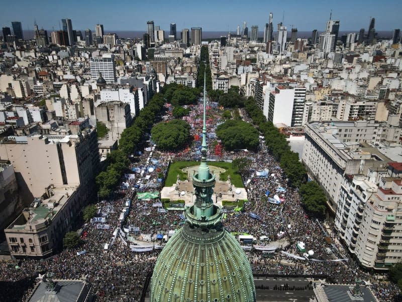 People take part in a demonstration against the reform plans of President Javier Milei's ultra-liberal government in front of Congress, as part of a general strike called by Trade unions. Martin Cossarini/dpa