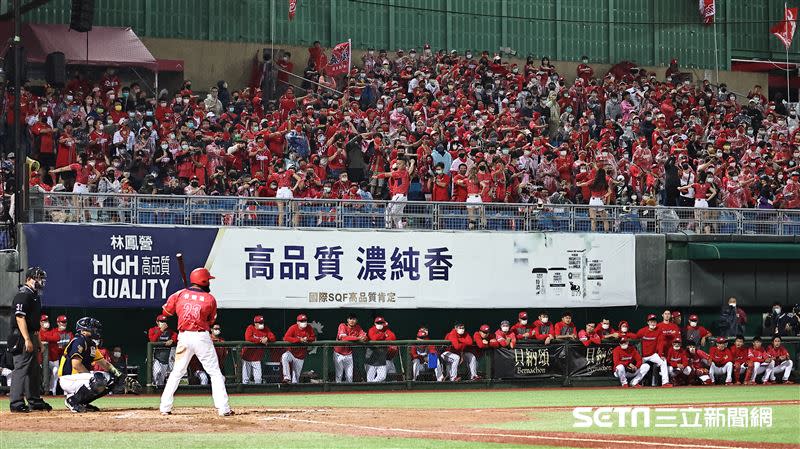 風雨澆不熄球迷熱情，天母球場湧進9885人。（圖／記者劉彥池攝影）