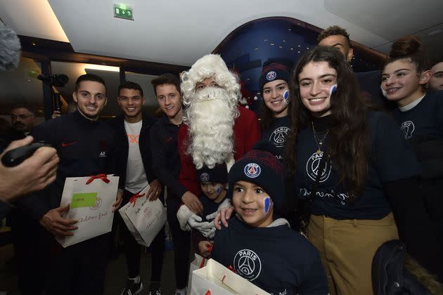 <p>Les joueurs du PSG célèbrent Noël avec les enfants de la Fondation PSG.</p>