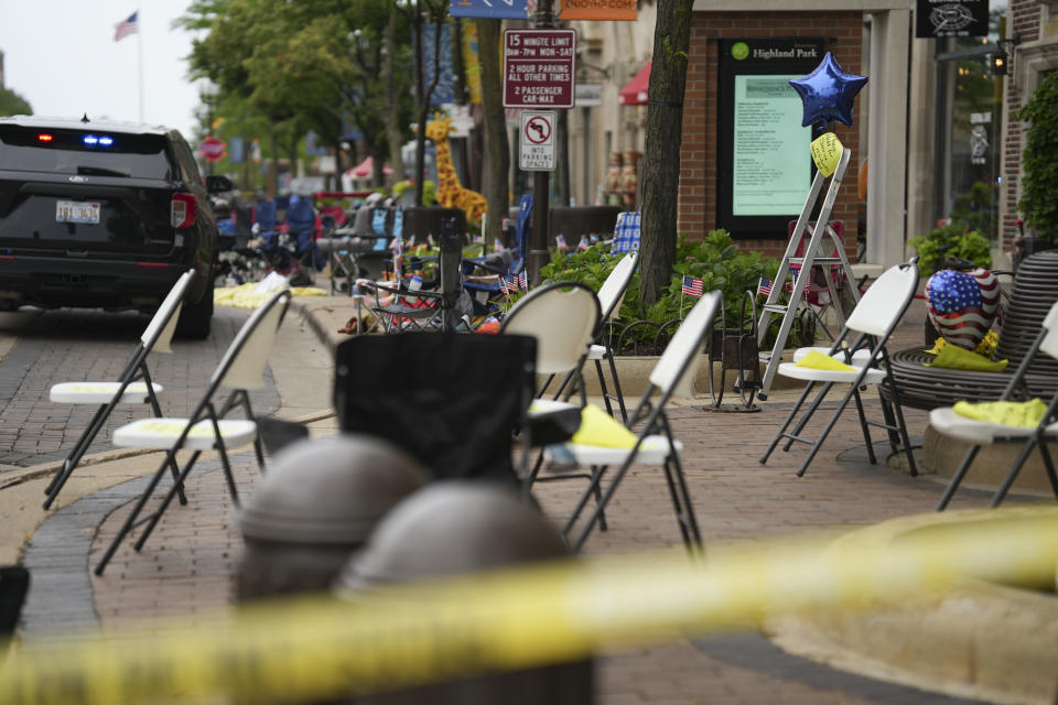 Objetos dejados en el lugar del tiroteo del desfile del 4 de Julio en Highland Park, Illinois, el 4 de julio de 2022. (Mary Mathis/The New York Times)