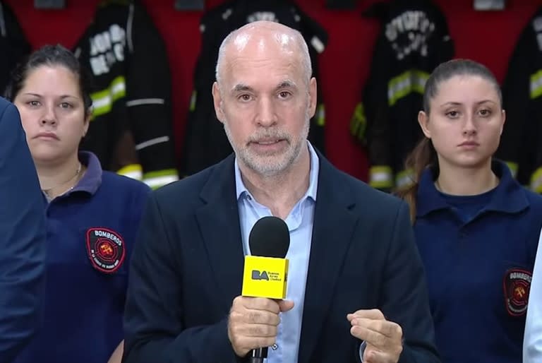 Horacio Rodríguez Larreta hace un reconocimiento al trabajo del Grupo Especial de Rescate de los bomberos.