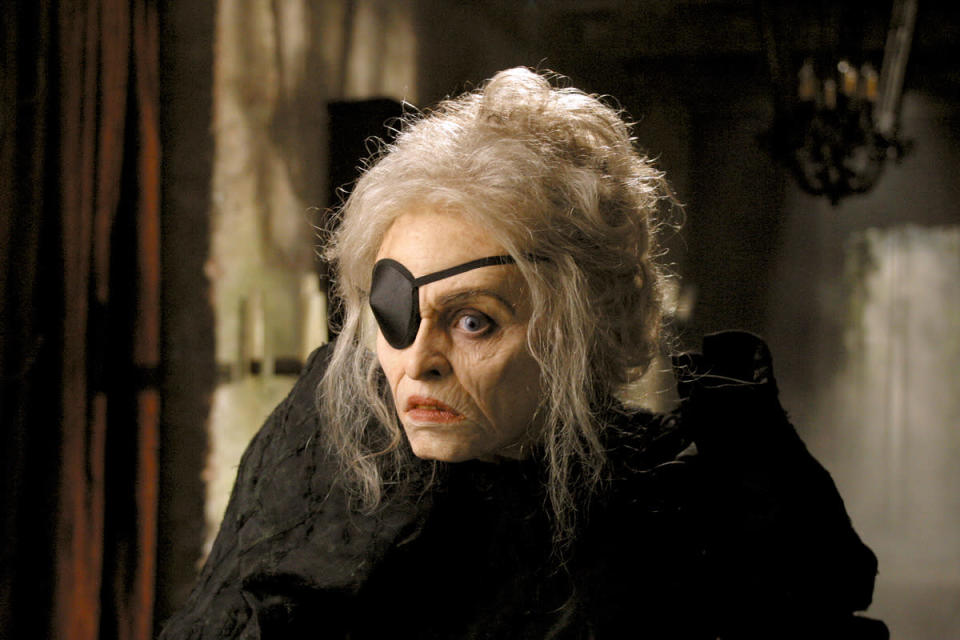 <p>Wirres Haar, ein ausdrucksstarker Blick – so könnte Helena Bonham Carter auch über den roten Teppich gehen. Wären da nicht die tiefen Furchen und die weiße Haarfarbe. Für „Big Fish“ von Regisseur Tim Burton alterte sie mithilfe der Maskenbildner. (Bild: ddp Images)</p>