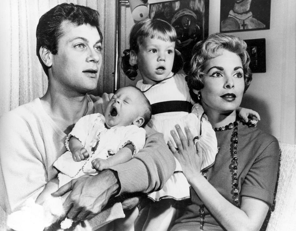 Tony Curtis y Janet Leigh con sus hijas Kelly, 2 1/2, y recién nacida Jamie Lee en Hollywood, Ca., 1959. (AP Photo)