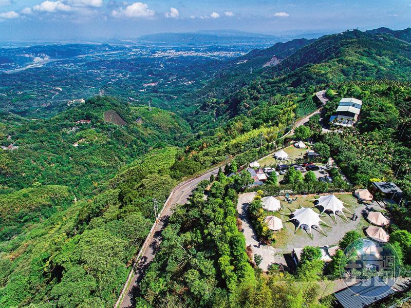 位在海拔1,000公尺之上的南投竹山「山思雲想」露營地，可居高眺望中部平原縣市。