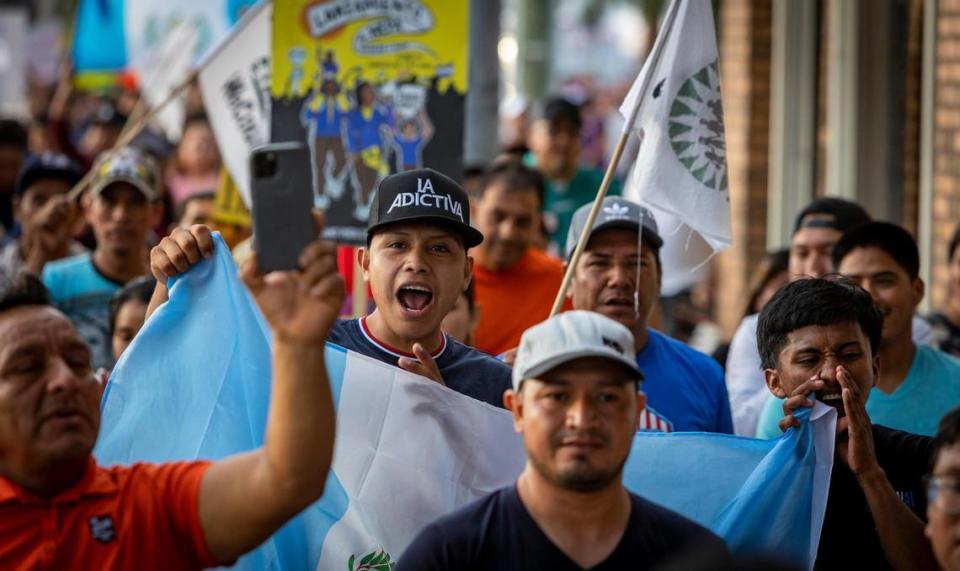 Homestead, la Florida, 1 de junio de 2023: Los manifestantes coreando lemas mientras marchan por las calles de Homestead para protestar contra la ley SB 1718.