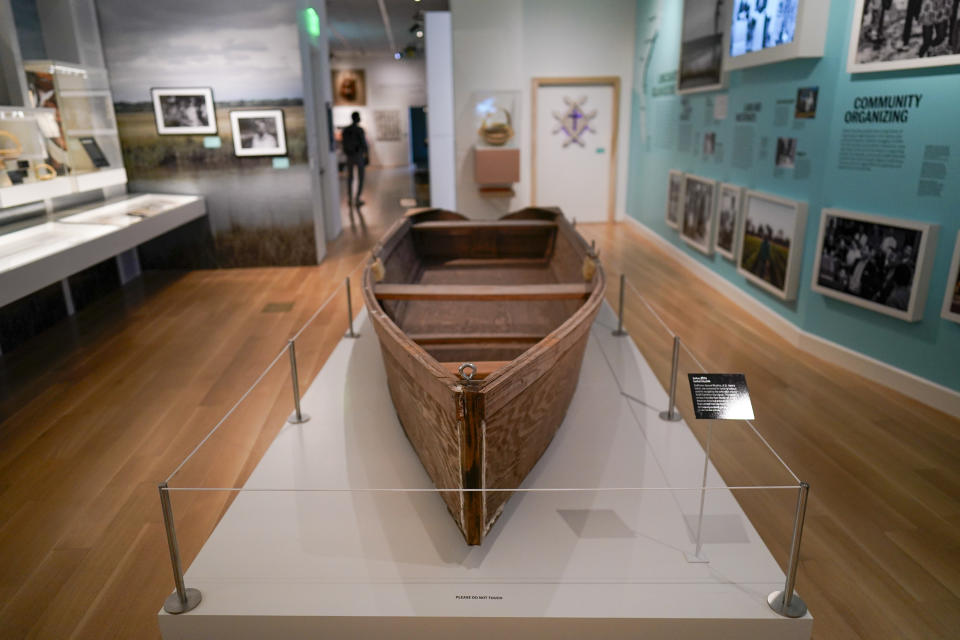 Varios visitantes recorren el Museo Internacional Afroestadounidense el viernes 23 de junio de 2023, en Charleston, Carolina del Sur. Con vistas al antiguo muelle por el que casi la mitad de la población esclavizada entró por primera vez a Norteamérica, el museo alberga exposiciones y piezas que muestran cómo el trabajo, la perseverancia, la resistencia y las culturas de los afroestadounidenses dieron forma a las Carolinas, al país y al mundo. (AP Foto/Chris Carlson)