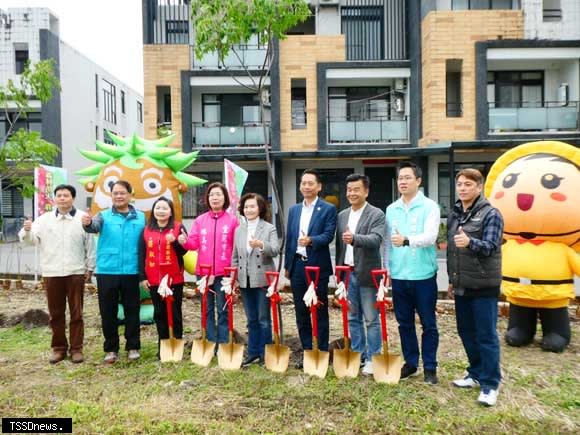 宜蘭縣舉辦「植樹•減碳~跟我一起集點樹」植樹活動，縣長林姿妙親臨出席，在吳沙國中校園展開植樹，共同種下苦楝。鼓勵大家多多種樹，一起集點樹。（記者董秀雲攝）