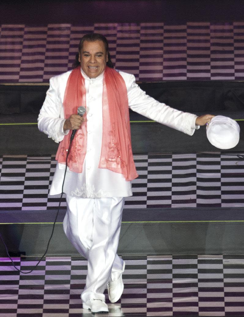 En esta foto de archivo del 14 de febrero del 2012, Juan Gabriel canta en el Auditorio Nacional en la Ciudad de México. El ícono de la música mexicana pospuso tres conciertos en California tras haber sido hospitalizado en Las Vegas con neumonía, se informó el martes 15 de abril del 2014. (AP Foto/Eduardo Verdugo, Artchivo)