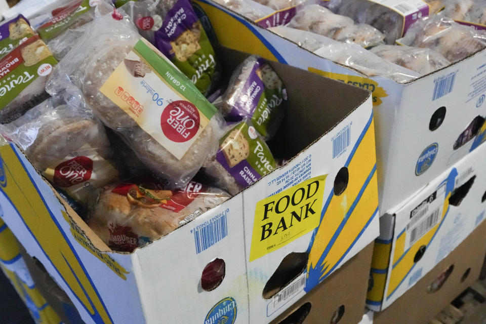 Alimentos recuperados, preparados para ser distribuidos en un banco de alimentos itinerante en Feeding Westchester, en Elmsford, Nueva York, el 15 de noviembre de 2023. Cada vez más estados trabajan para evitar la llegada de alimentos a los vertederos ante el temor a que ocupen demasiado espacio y causen problemas ambientales. (AP Foto/Seth Wenig)