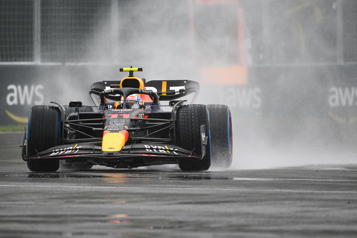 De las 70 vueltas a correrse en el Circuito Gilles Villeneuve, el mexicano de Red Bull sólo disputó ocho, pues en uno de los sectores de la pista su RB18 presentó fallas, que parecen haber sido de la transmisión del monoplaza.