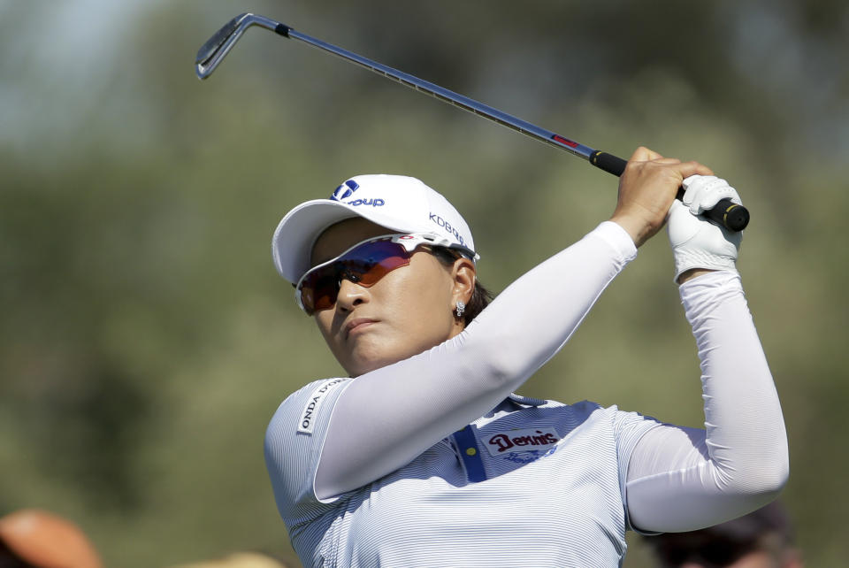 Se Ri Pak, of South Korea, watches her tee shot on the fifth hole during the third round of the Kraft Nabisco Championship golf tournament Saturday, April 5, 2014, in Rancho Mirage, Calif. (AP Photo/Chris Carlson)