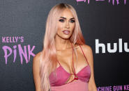 <p>Como una Barbie humana. Así apareció Megan Fox en el estreno del documental de la cadena Hulu ‘Machine Gun Kelly's Life in Pink’ sobre la vida de su chico. Y es que la actriz de 36 años cambió su habitual cabello oscuro por una llamativa melena rubia. (Foto: Arturo Holmes / WireImage / Getty Images).</p> 