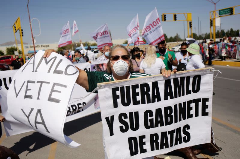 Foto de archivo. Manifestantes sostienen pancartas mientras participan en una protesta durante la visita del presidente de México, Andrés Manuel López Obrador, a Ciudad Juárez