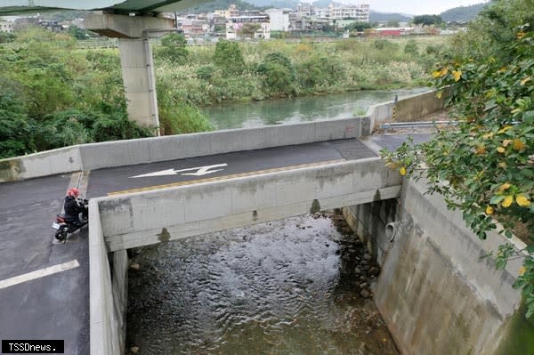 瑞芳深澳坑溪排水箱涵改建為單跨橋梁「龍安橋」今（廿七）日開放通車。（圖:新北工務局提供）