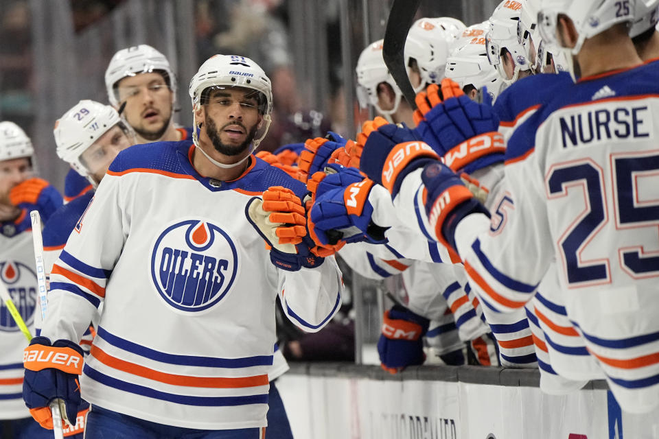 Edmonton Oilers left wing Evander Kane celebrates his goal with teammates during the first period of an NHL hockey game against the Anaheim Ducks Sunday, Dec. 31, 2023, in Anaheim, Calif. (AP Photo/Mark J. Terrill)