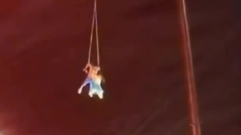 China: conmoción por la muerte de una trapecista tras caer al vacío durante un show en vivo.