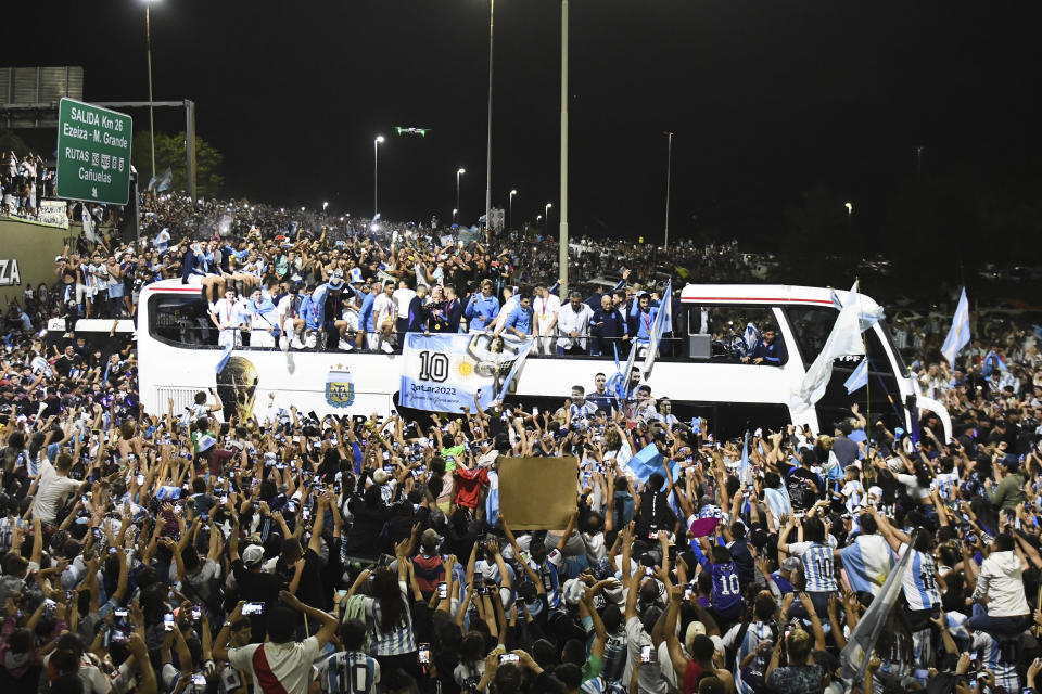 BUENOS AIRES, ARGENTINA - DECEMBER 20: Players of Argentina celebrate with the fans during the arrival of the Argentina men's national football team after winning the FIFA World Cup Qatar 2022 on December 20, 2022 in Buenos Aires, Argentina. (Photo by Rodrigo Valle/Getty Images)