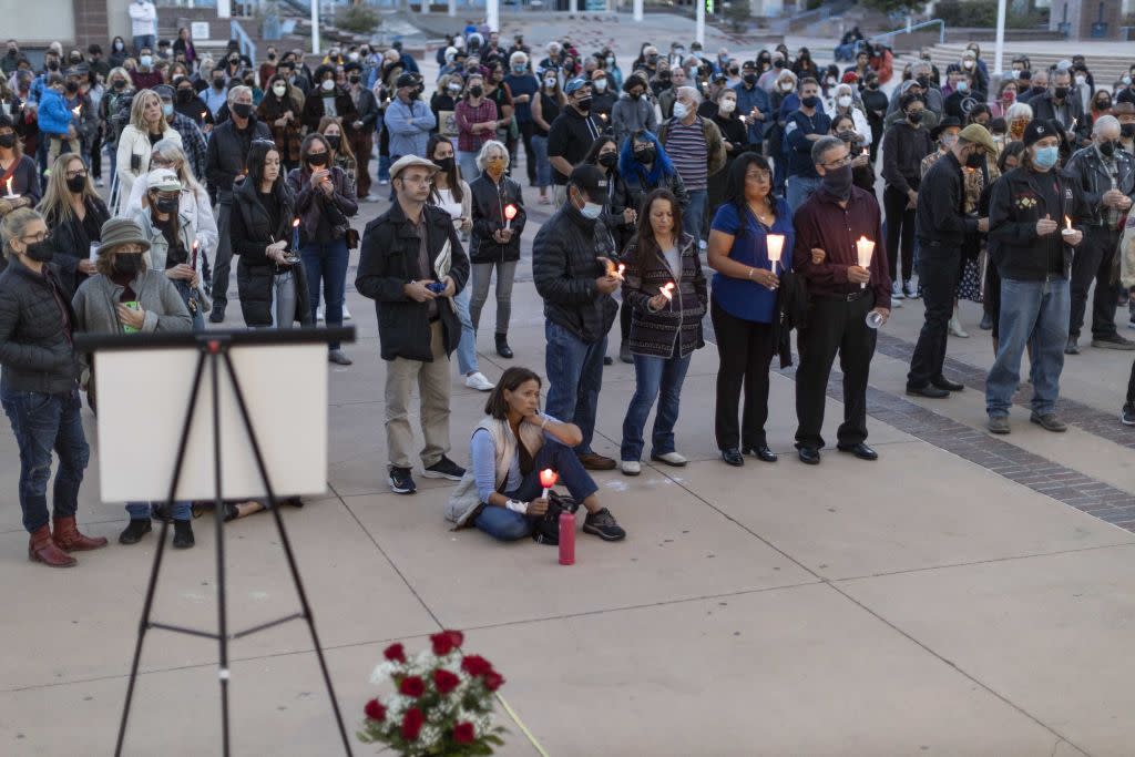 People mourn the death of Halyna Hutchins at a vigil in Albuquerque, N.M. (Photo: Mostafa Bassim Adly/Anadolu Agency via Getty Images)
