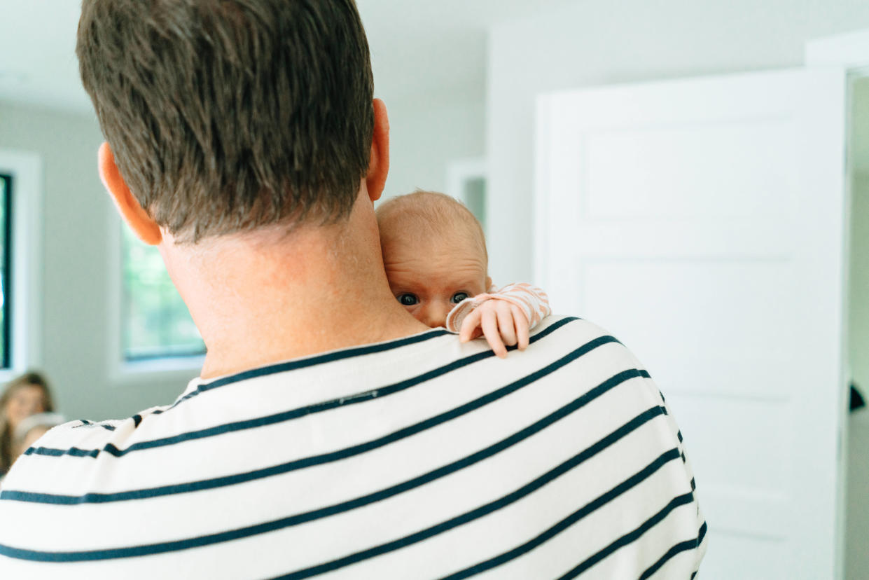 La dépression post-partum touche aussi les pères.