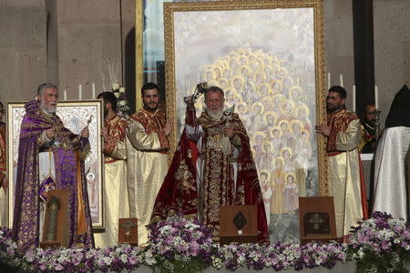 Catholicos of All Armenians Karekin II (C) leads a canonization ceremony for the victims of the mass killings at the open-air altar of Armenia's main cathedral, Echmiadzin, in Vagharshapat, Armenia April 23, 2015. REUTERS/Hrant Khachatryan/PAN Photo