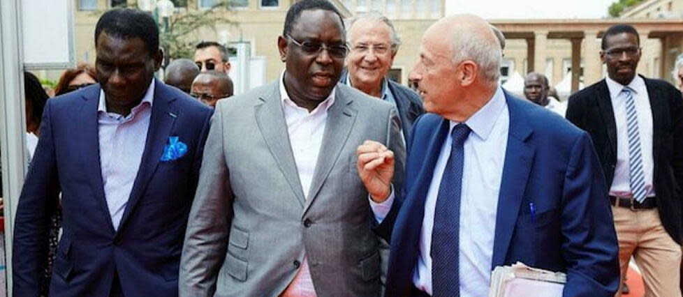 Avec le concours du Cercle des économistes présidé par Jean-Hervé Lorenzi (à droite), le Consensus de Dakar a été mis en exergue en décembre 2019 par le président sénégalais Macky Sall (à gauche) avec d'autres chefs d'État. Va-t-il pouvoir le mettre en oeuvre pendant sa présidence de l'Union africaine en 2022 ? 
