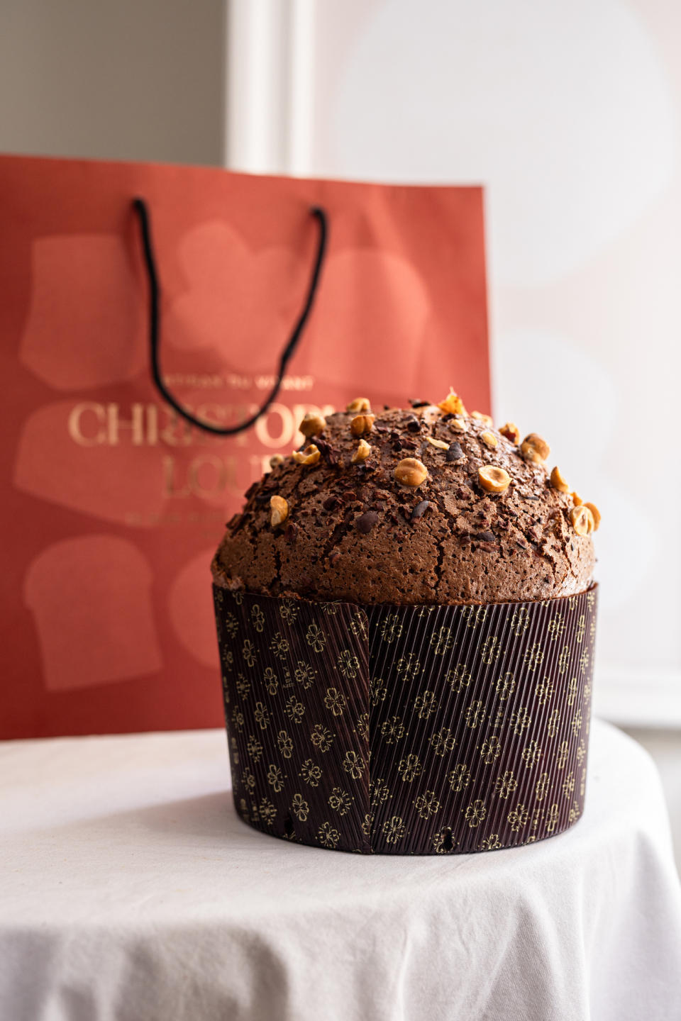 1kg - 44€<br><p>En plus de la recette traditionnelle, le chef pâtissier Christophe Louie nous régale avec sa recette de panettone au chocolat de Madagascar lait 40%, et chocolat Nicolas Berger de Cuba noir 65%.</p><br>