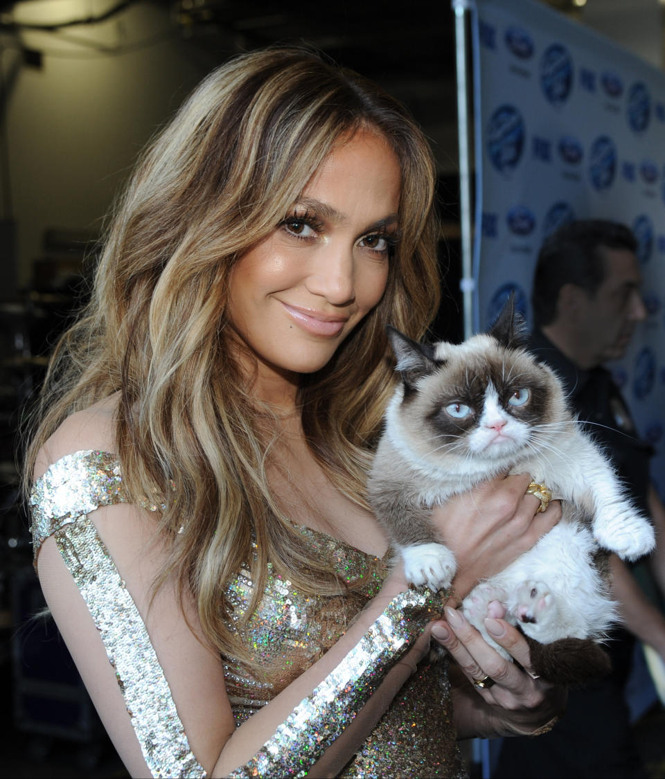 HOLLYWOOD, CA - APRIL 24: Judge Jennifer Lopez and Grumpy Cat backstage at FOX's "American Idol XIII" Top 6 to 5 Live Elimination Show on April 24, 2014 in Hollywood, California. (Photo: Ray Mickshaw/FOX via Getty Images) 