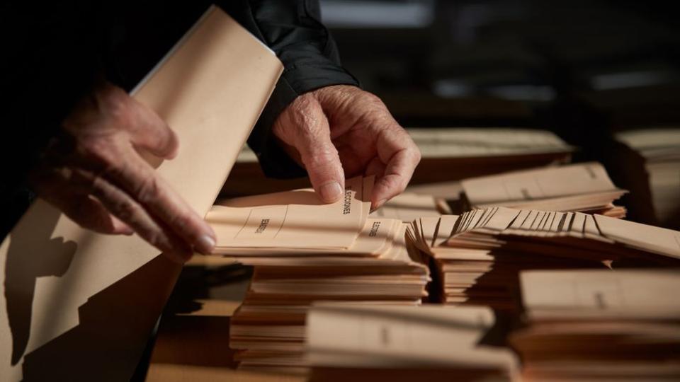 Papeletas electorales en un colegio electoral en España