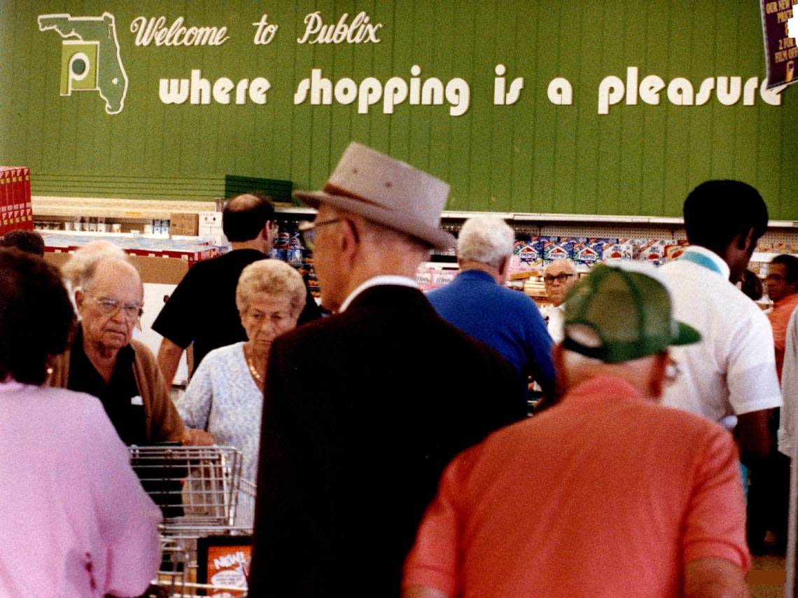 Shoppers at a Publix in Hallandale Beach in 1990. Miami Herald File