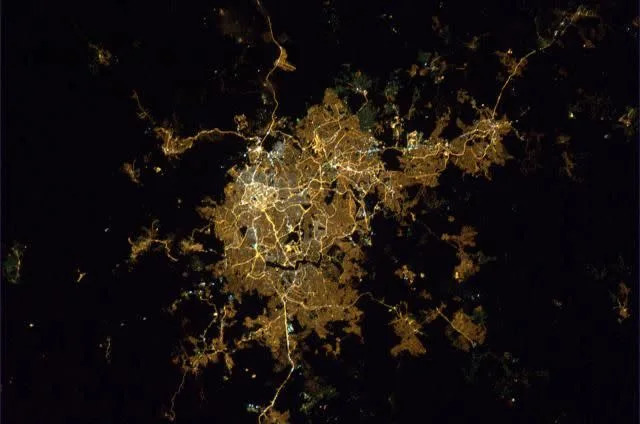 Esta é Belo Horizonte vista à noite da ISS (Foto: ESA)