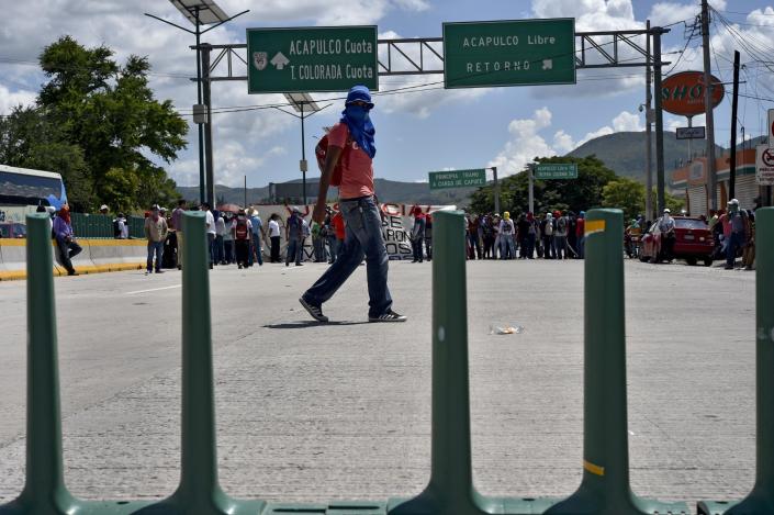 Students block a road on the highway between Acapulco and Mexico DF on October 5, 2014 to demand the goverment of Guerrero state investigate the disappearance of their peers in Chilpancingo (AFP Photo/Yuri Cortez )