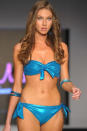 ACCESORIOS METALIZADOS. Los bikinis con brillos, en géneros metalizados, protagonizarán el verano 2012. Potencia el efecto casando tu bikini con accesorios con mucho brillo, como brazaletes, aretes o collares.