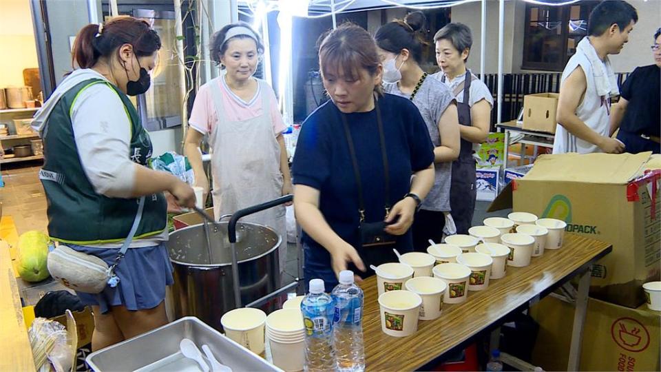 「青鳥」不離不棄冒雨集結　按摩師免費幫群眾刮痧