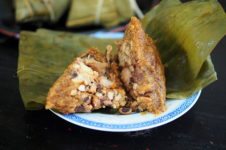 You get a generous bite of the fillings like chestnut, black eyed beans, pork belly, salted egg yolk and shiitake mushrooms for the classic version.