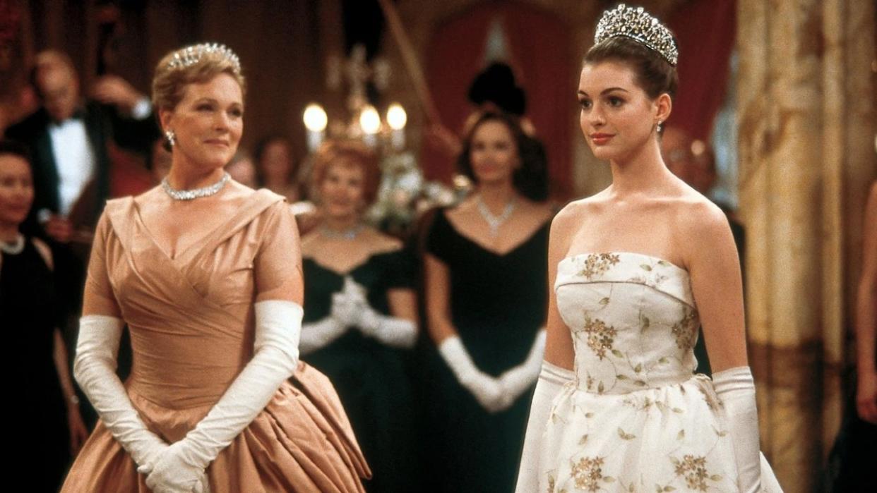  Julie Andrews and Anne Hathaway in The Princess Diaries. 