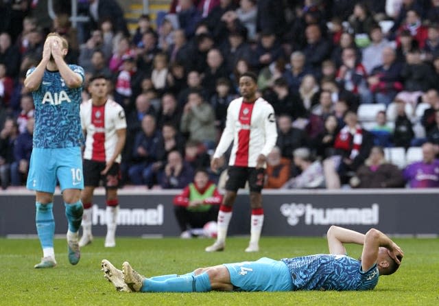 Tottenham players react