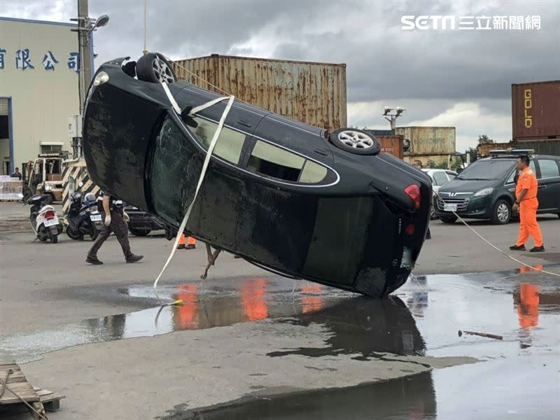 墜海吊車經過1個多小時後被尋獲吊起。