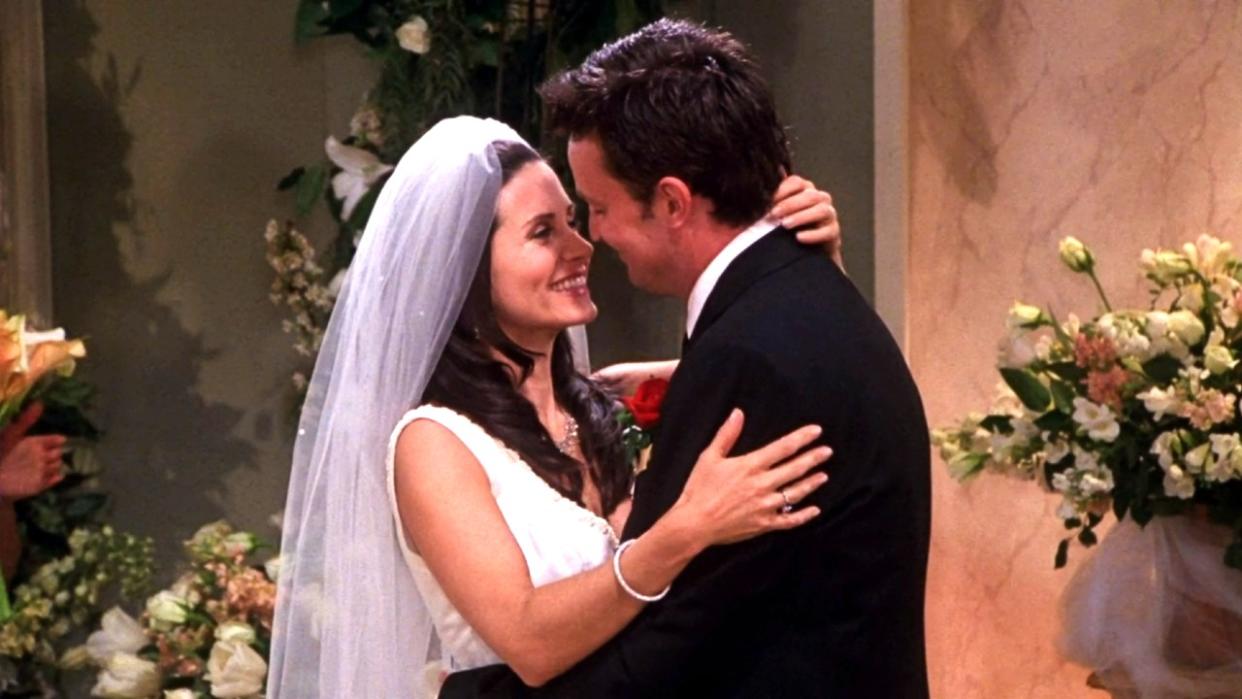  Courteney Cox and Matthew Perry on Friends 