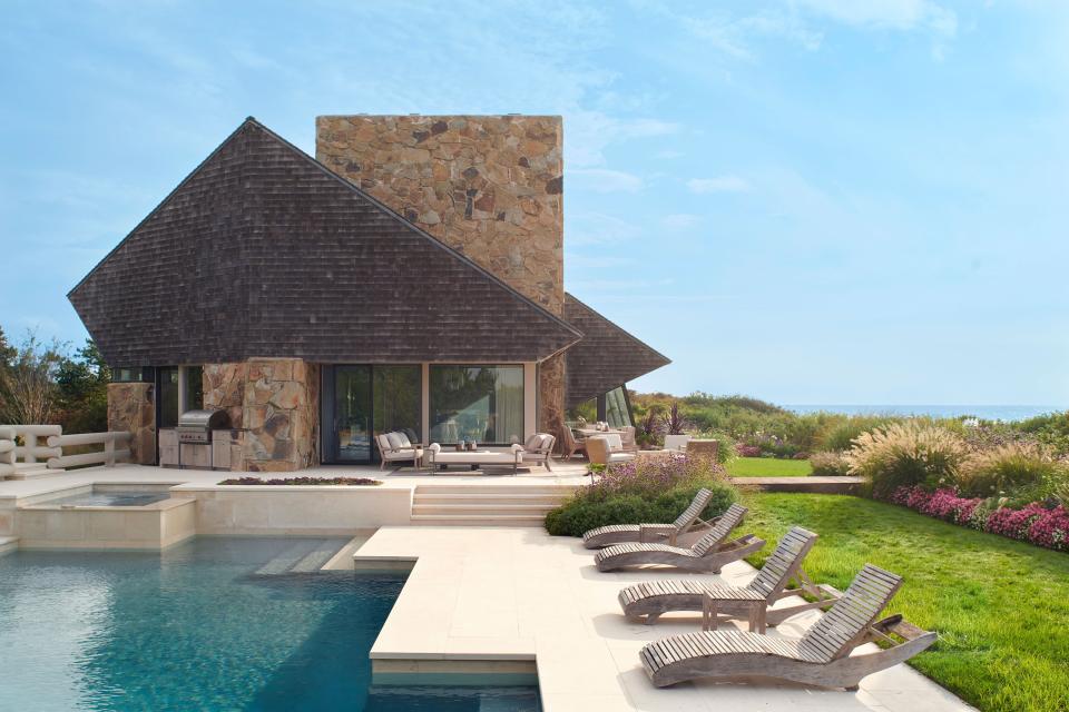 Like the rest of the house, the shape of the pool is anything but standard. Architect Norman Jaffe, who lived in the ’70s and ’80s in Bridgehampton, achieved fame through a series of sculptural beachfront residences.