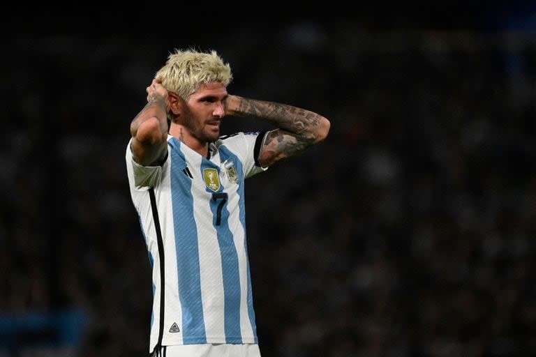 Rodrigo De Paul se lamenta tras la caída de la selección argentina ante Uruguay por 2 a 0, en la fecha 5 de las eliminatorias