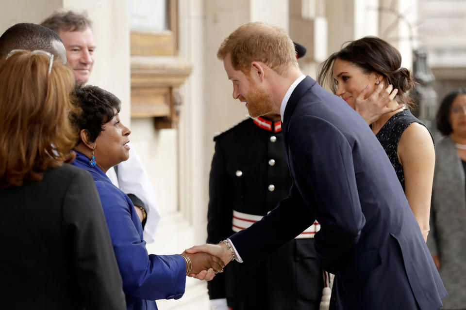 Harry und Meghan werden von Stephens Mutter Doreen Lawrence begrüßt. (Bild: AP Photo)