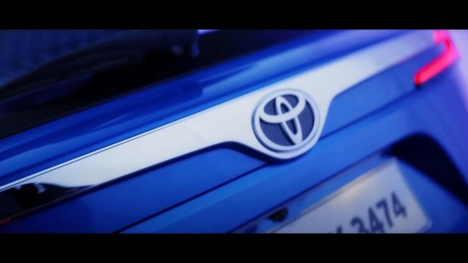 鍍鉻飾條連接尾燈組。(圖片來源/ Toyota)