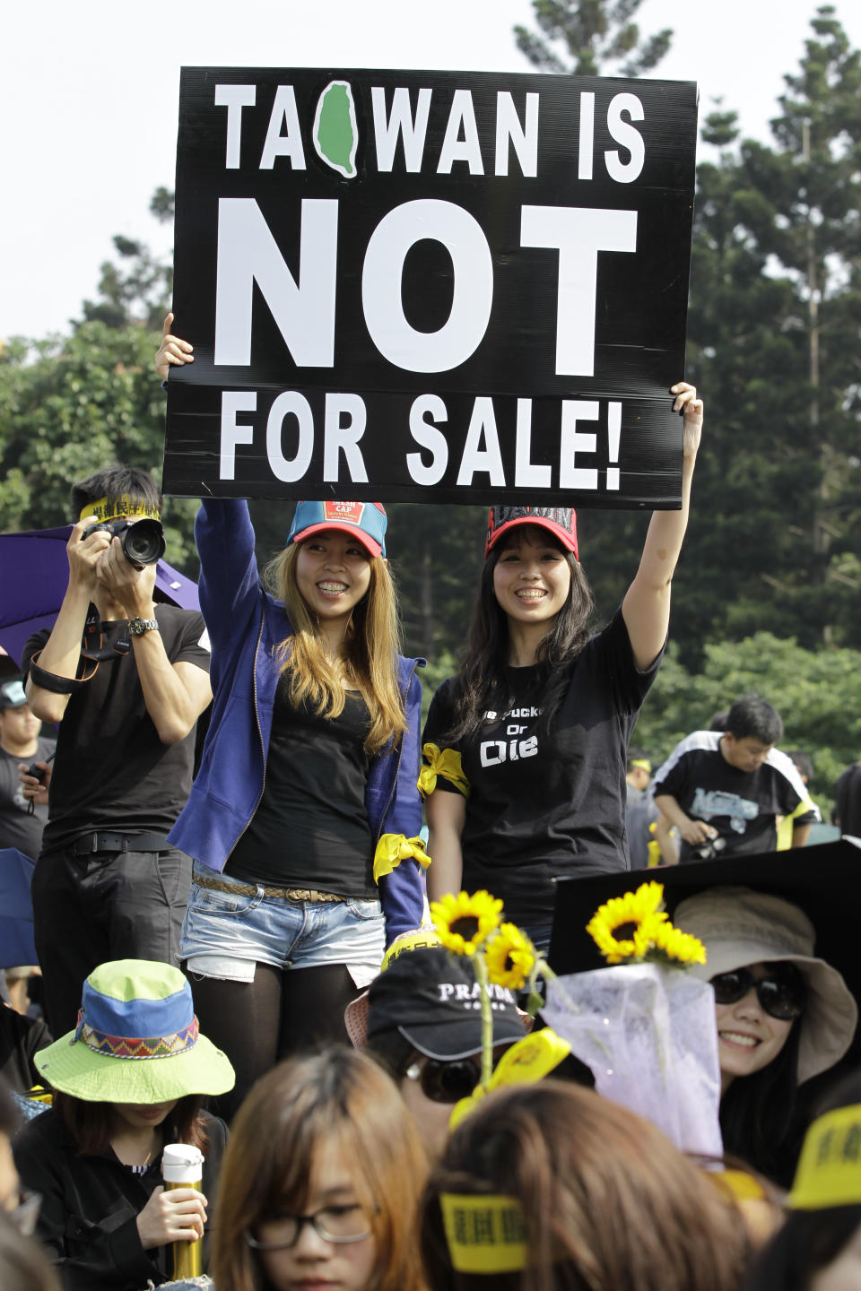 Supporters of the controversial China Taiwan trade pact rally to ask the opposing students occupying the legislature to retreat and return the government building to its normal working schedule in Taipei, Taiwan, Sunday, March 30, 2014. Over a hundred thousand protesters opposed to a far-reaching trade pact with China gathered in a massive sit-in in front of the Presidential Building in protest against the island's rapidly developing ties with the communist mainland. (AP Photo/Wally Santana)