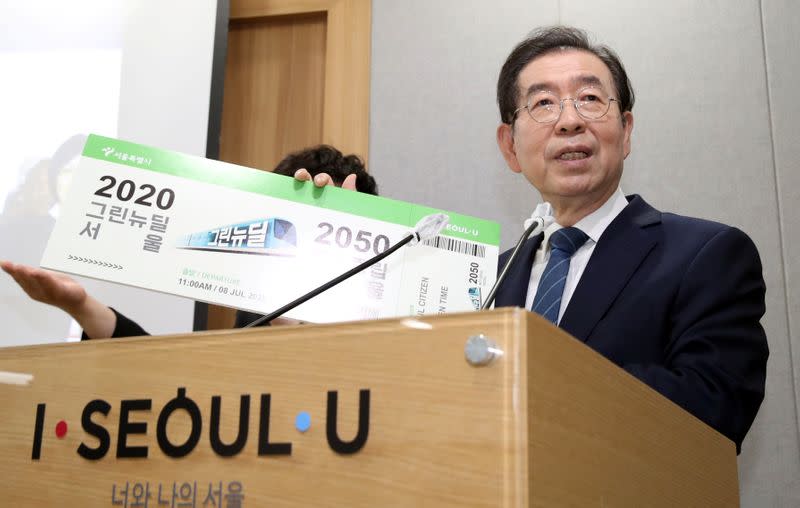 FOTO DE ARCHIVO: El alcalde de Seúl, Park Won-soon, habla durante un evento en el ayuntamiento de Seúl, en Seúl, Corea del Sur, el 8 de julio de 2020