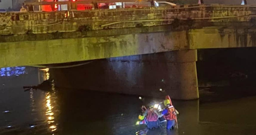 竹北市豆子埔溪博愛橋傳女子疑輕生墜入溪中，消防人員下溪救援。（圖／新竹縣消防局提供）