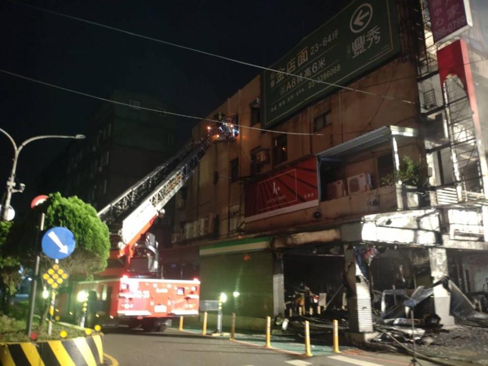 桃園市消防人員以雲梯車進行被困火場的人員搶救。（圖:桃園市消防局提供）